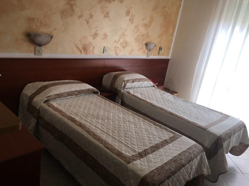 Hotel Capri Diano Marina Kültér fotó